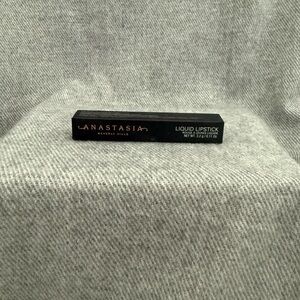 Anastasia Beverly Hills Liquid  full size Lipstick in Black Box